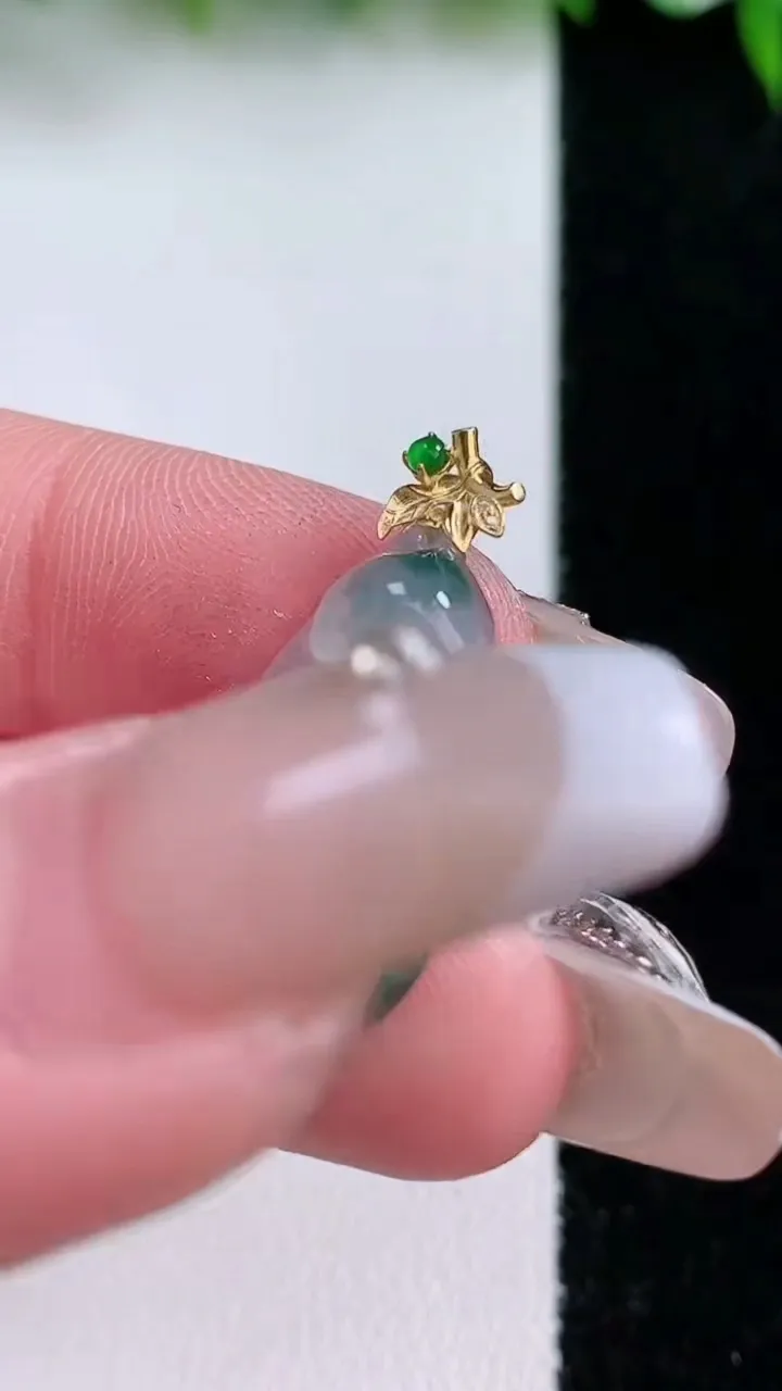 天然A货翡翠种飘花福豆吊坠，尺寸21.7-13-4，重量:2.00g
1月23日