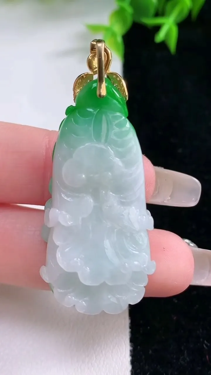 天然A货翡翠白菜吊坠，尺寸40-19.4-10.3，重量:16.32g
1月23日