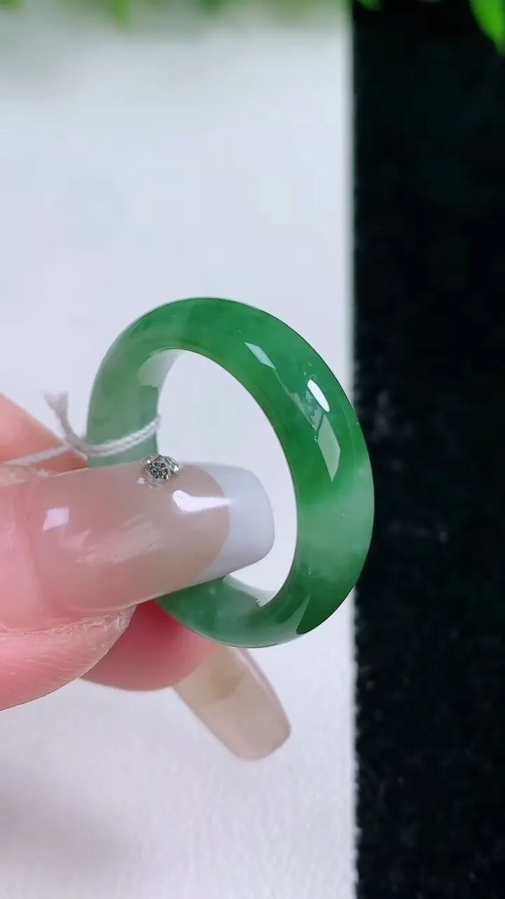 天然A货翡翠指环戒指，尺寸18.6-5.9-3.5，重量:4.31g2026年1月24日
工厂直销收藏佳品,种好水足，色泽均匀，有种有色，上手高大气！