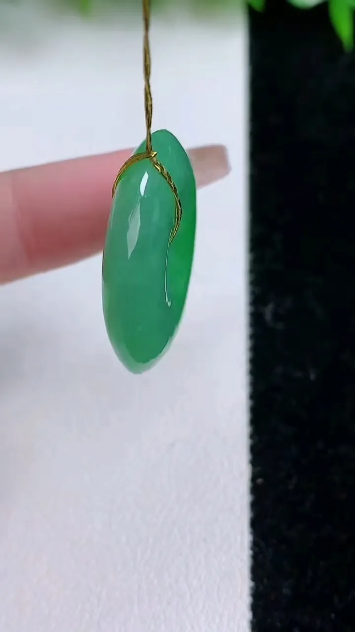 天然A货翡翠平安扣吊坠，尺寸26.5-6，重量:8.85g
1月24日