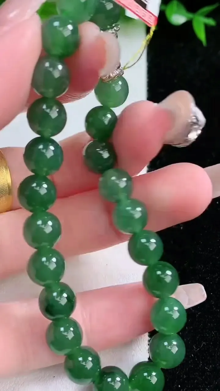 天然A货翡翠圆珠手串，尺寸7.8-23颗，重量:19.96g1月24日
工厂直销收藏佳品,种好水足，色泽均匀，有种有色，上手高大气！