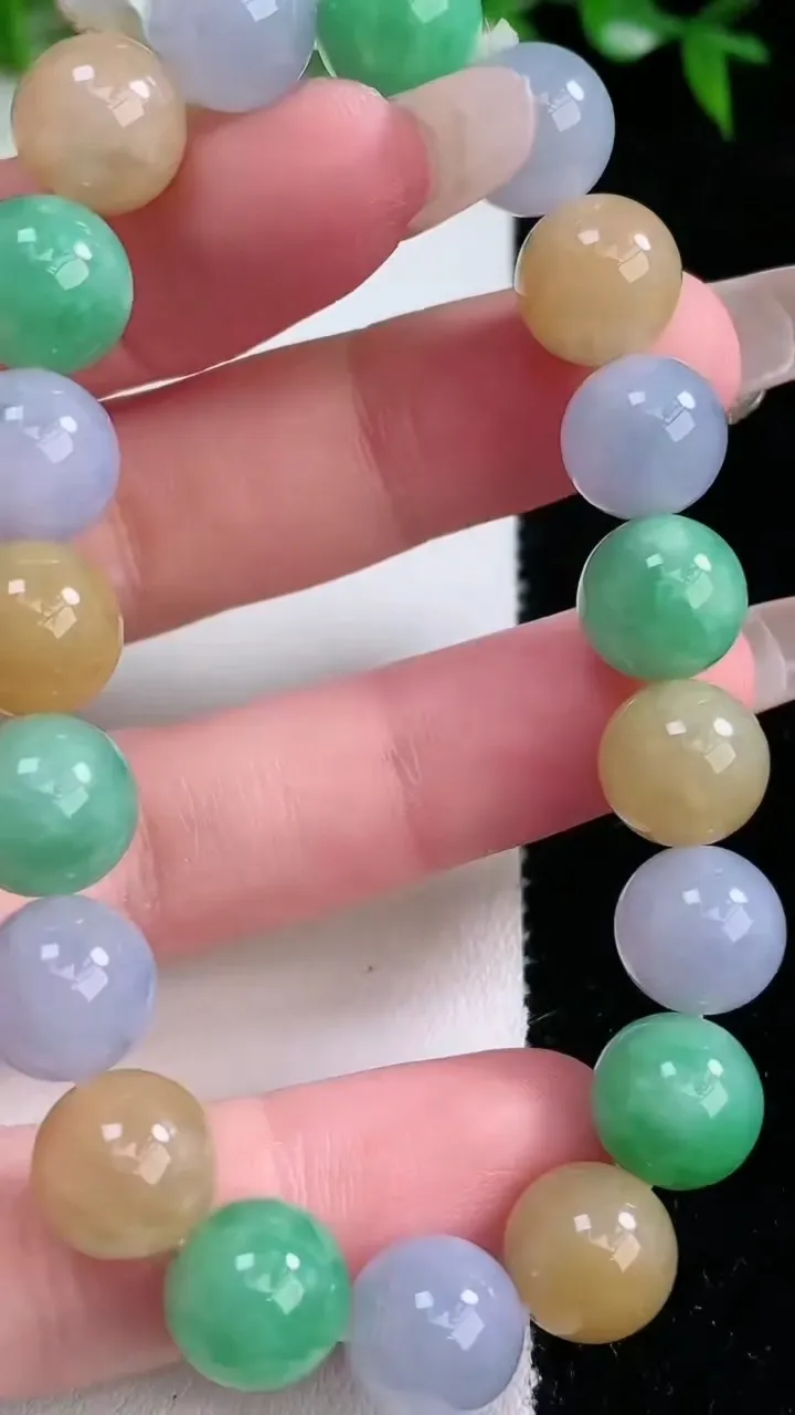 天然A货翡翠三彩圆珠手串，尺寸10-19颗，重量:33.05g1月24日
工厂直销收藏佳品,种好水足，色泽均匀，有种有色，上手高大气！