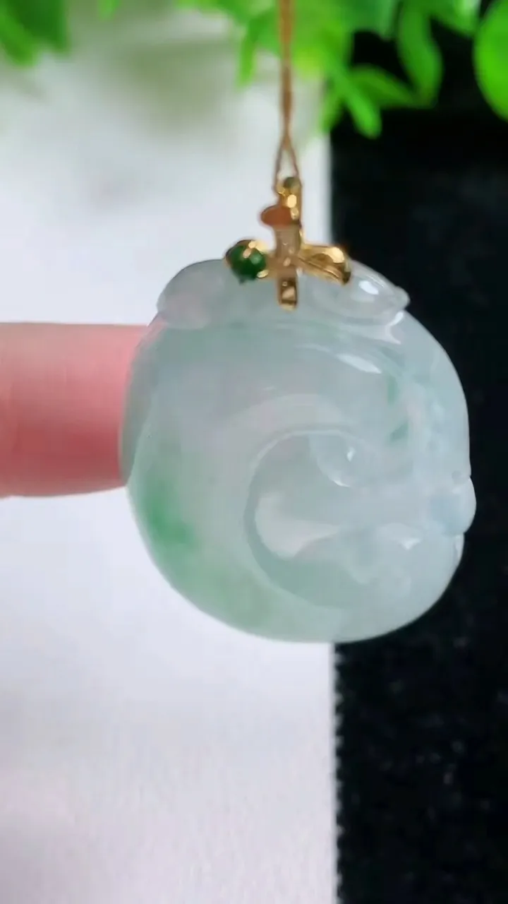 天然A货翡翠如意吊坠，尺寸30-24.3-5.8，重量:11.32g
1月24日