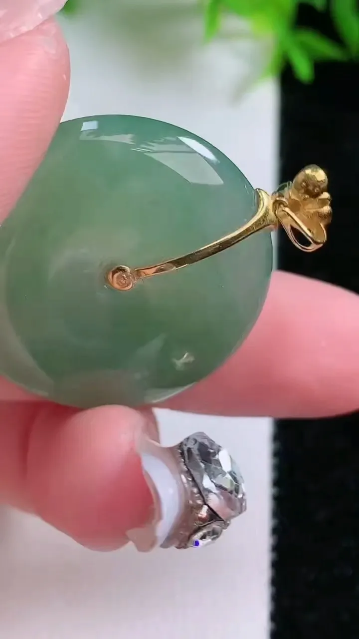 天然A货翡翠平安扣吊坠，尺寸28.5-5.2，重量:9.65g
1月24日