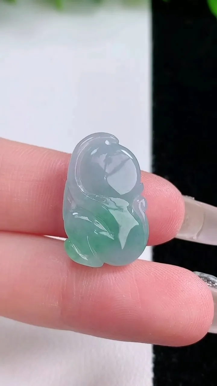 天然A货翡翠生肖猴吊坠，尺寸22.2-14-2.5，重量:3.04g
1月24日