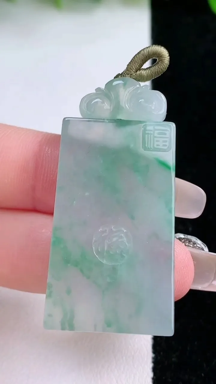 天然A货翡翠种飘花无事牌吊坠，尺寸36-21-6，重量:16.63g
1月24日