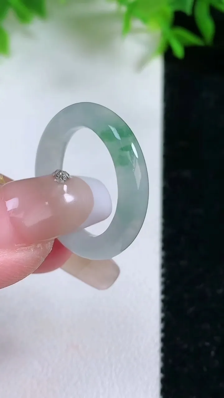 天然A货翡翠飘花指环戒指，尺寸17.3-4.6-3.7，重量:3.47g2026年1月24日
工厂直销收藏佳品,种好水足，色泽均匀，有种有色，上手高大气！