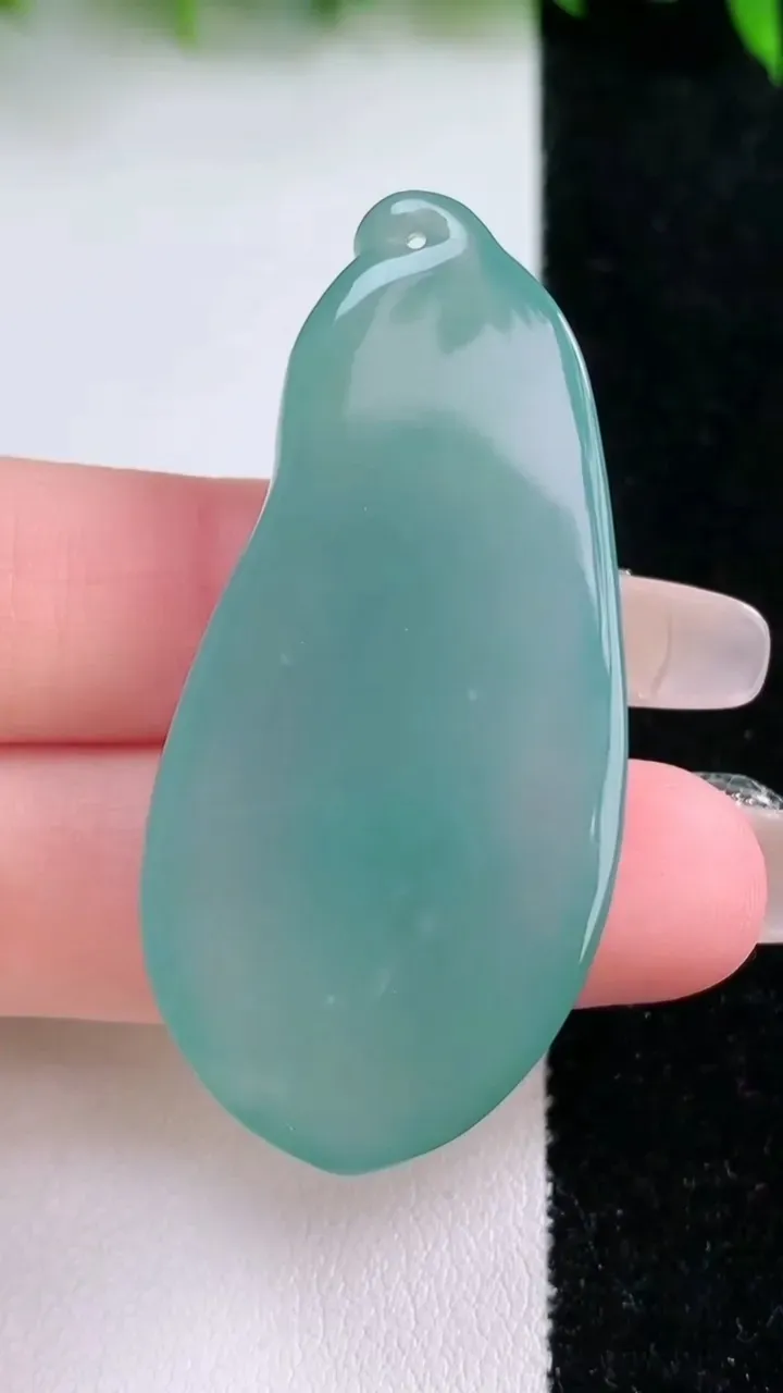 天然A货翡翠福瓜吊坠，尺寸51-23.4-7.6，重量:17.68g
1月24日