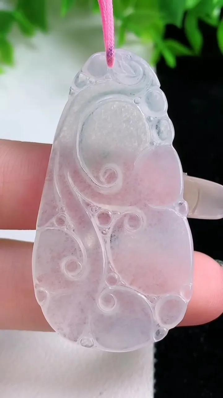 天然A货翡翠如意吊坠，尺寸50.4-26.6-2.6，重量:7.80g
1月24日