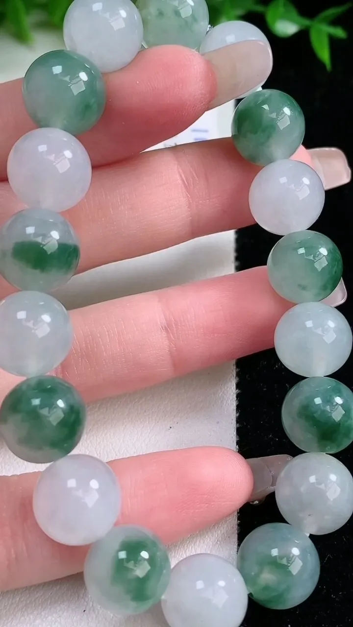 天然A货翡翠飘花圆珠手串，尺寸11.4-18颗，重量:45.02g1月24日
工厂直销收藏佳品,种好