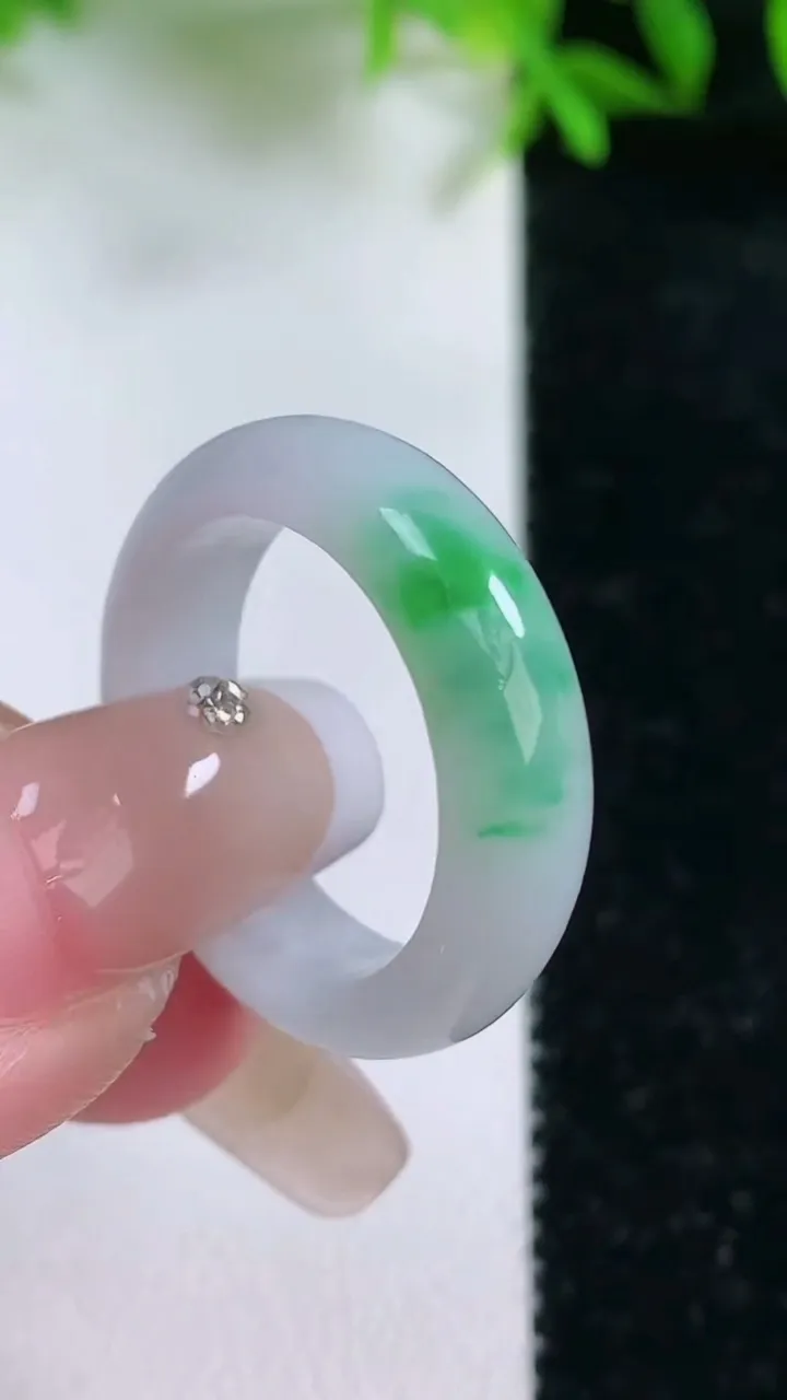 天然A货翡翠指环戒指，尺寸19-6-3.2，重量:4.65g2026年1月24日
工厂直销收藏佳品,种好水足，色泽均匀，有种有色，上手高大气！
