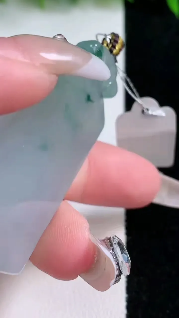 天然A货翡翠种飘花仿古无事牌吊坠，尺寸46.3-33.2-6，重量:26.45g
1月24日