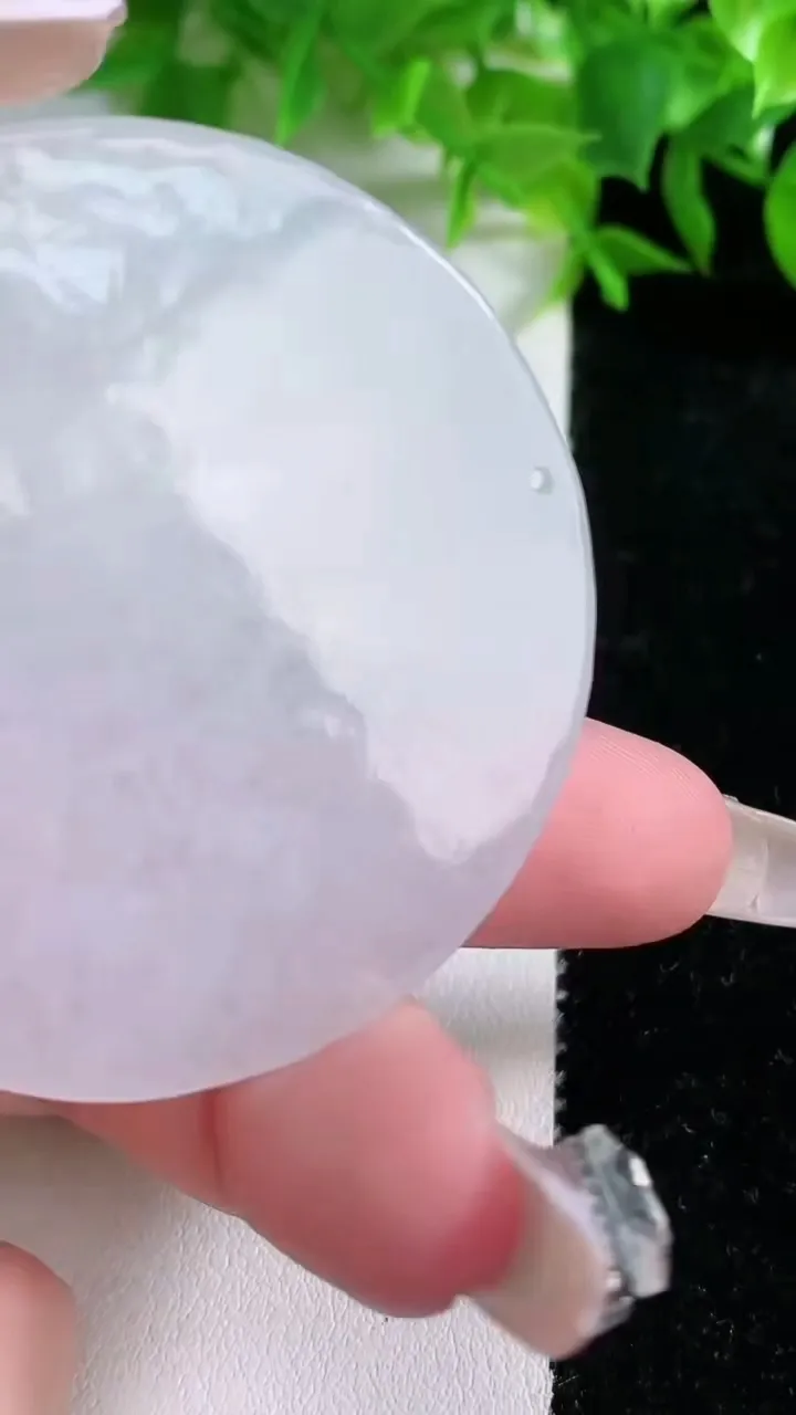 天然A货翡翠千手观音吊坠，尺寸51.8-4.9，重量:28.67g
1月24日