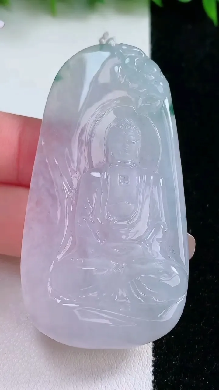 天然A货翡翠飘花大日如来吊坠，尺寸65-33.4-7，重量:31.78g
1月24日