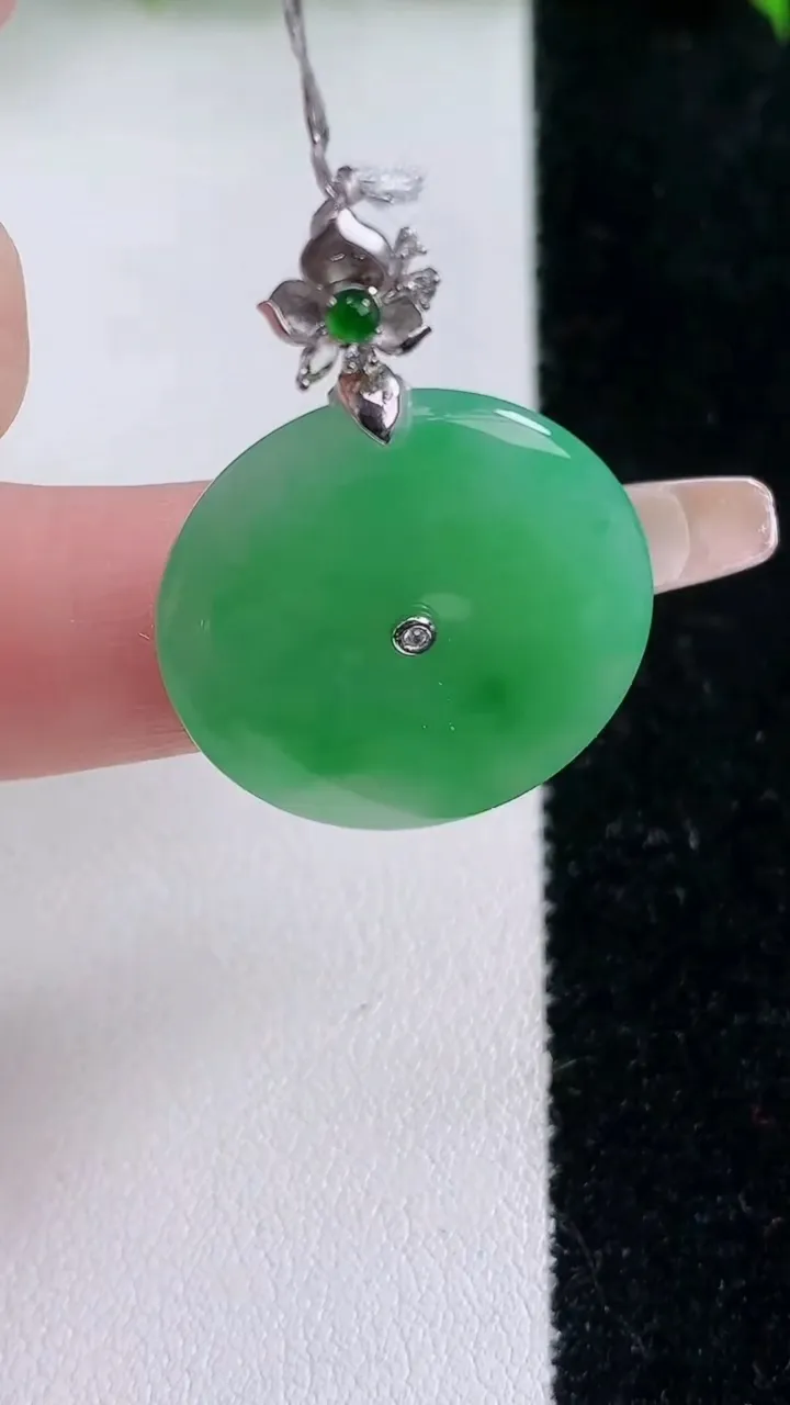 天然A货翡翠平安扣吊坠，尺寸23.4-3.6，重量:5.24g
1月24日