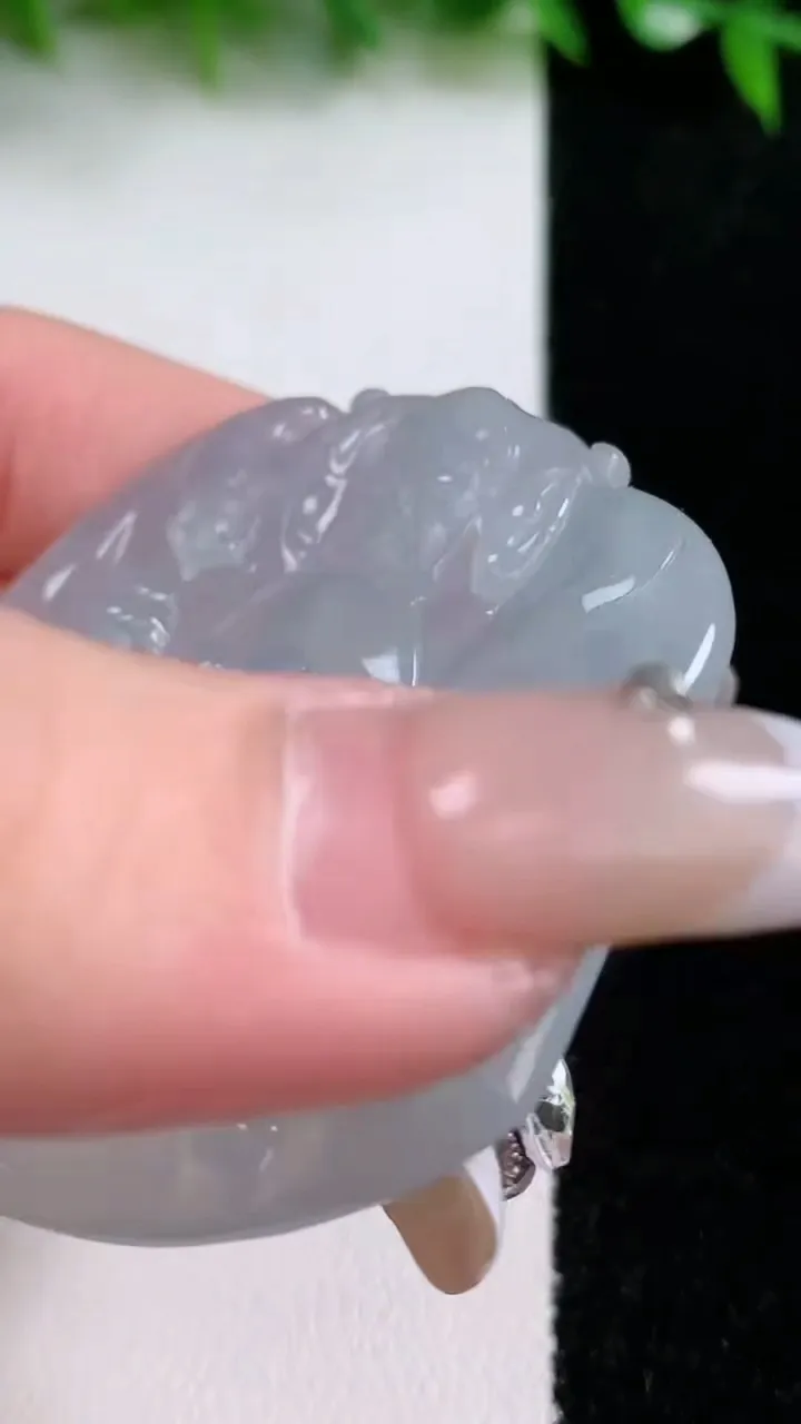 天然A货翡翠观音头吊坠，尺寸51-47-4.3，重量:20.78g
1月24日