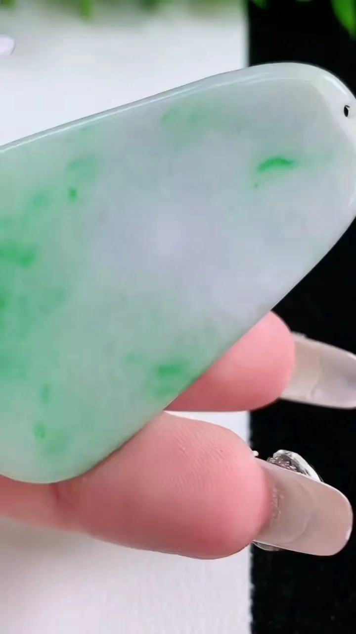 天然A货翡翠九尾狐吊坠，尺寸54.4-33.7-4.2，重量:17.27g
1月24日