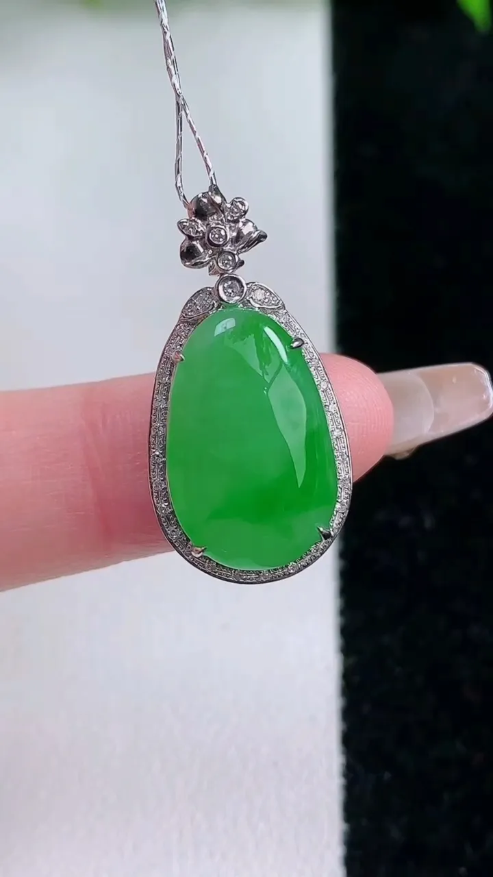 天然A货翡翠福瓜吊坠，尺寸26.3-13.3-7，裸石17-10.6重量:2.81g
1月24日