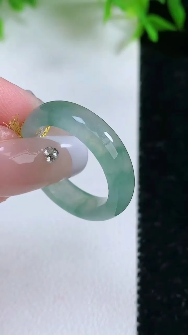 天然A货翡翠冰种飘花指环戒指，尺寸17.5-5.2-3，重量:3.66g2026年1月24日
工厂直销收藏佳品,种好水足，色泽均匀，有种有色，上手高大气！