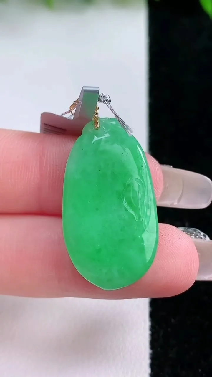 天然A货翡翠福瓜吊坠，尺寸28.8-16-5.8，重量:6.30g
1月24日