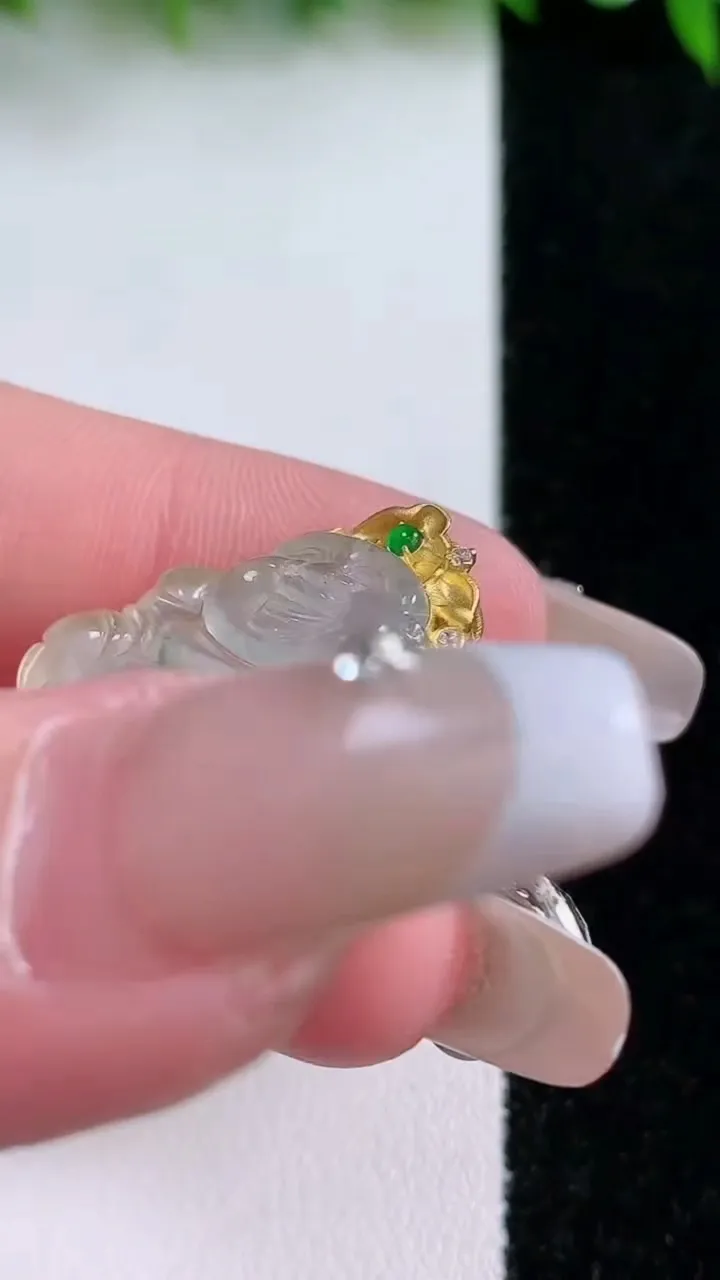 天然A货翡翠种飘花佛公吊坠，尺寸23.3-18.8-26-8，重量:4.66g
1月24日