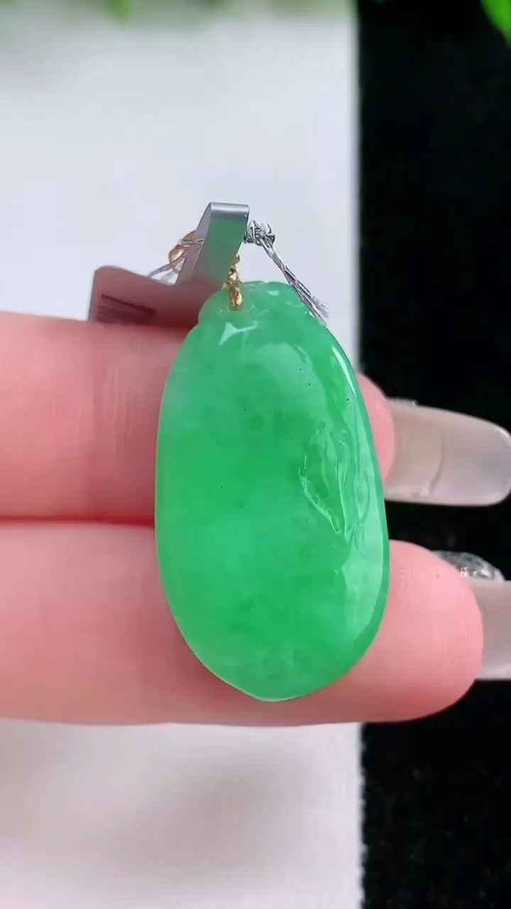 天然A货翡翠福瓜吊坠，尺寸28.8-16-5.8，重量:6.30g
1月24日
