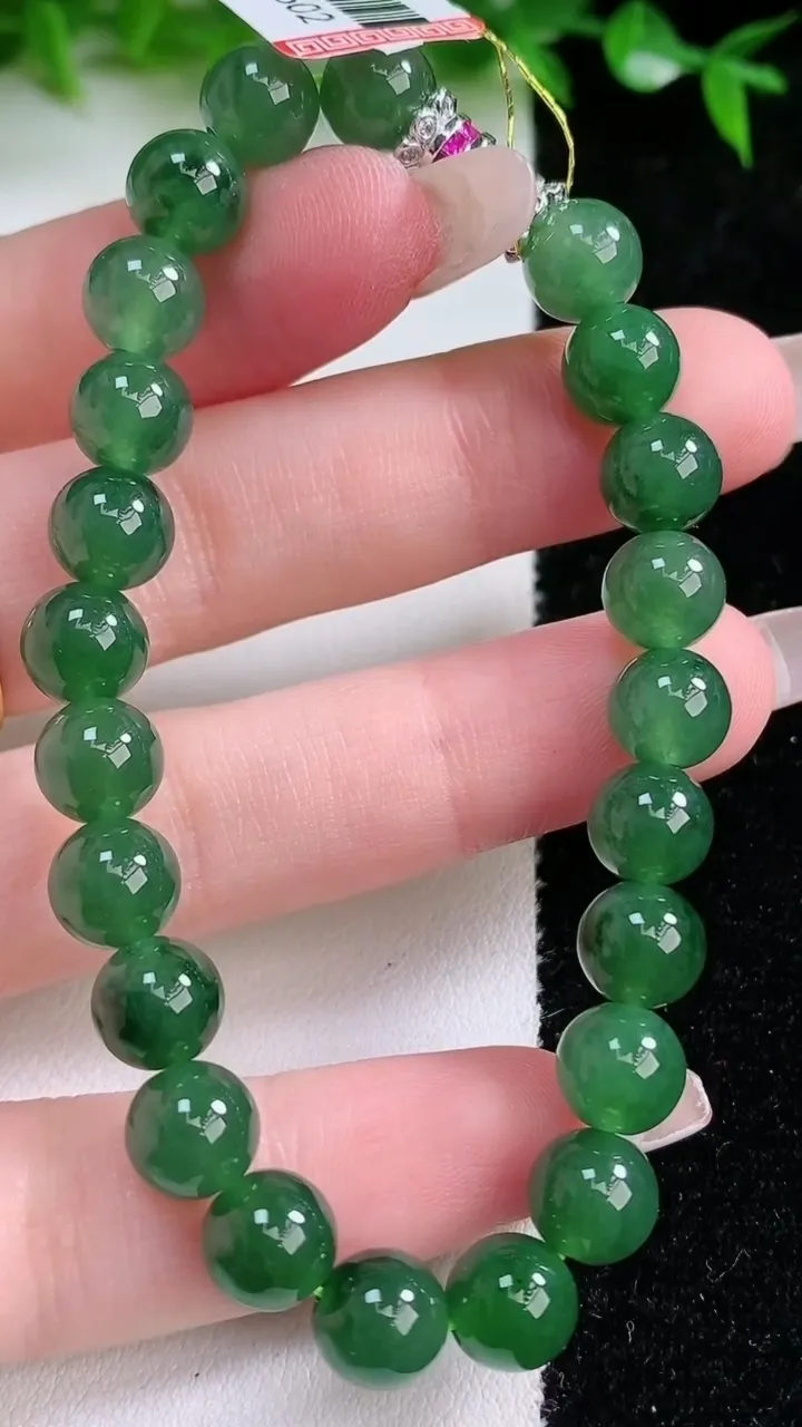 天然A货翡翠圆珠手串，尺寸7.8-23颗，重量:19.96g1月24日
工厂直销收藏佳品,种好水足，色泽均匀，有种有色，上手高大气！