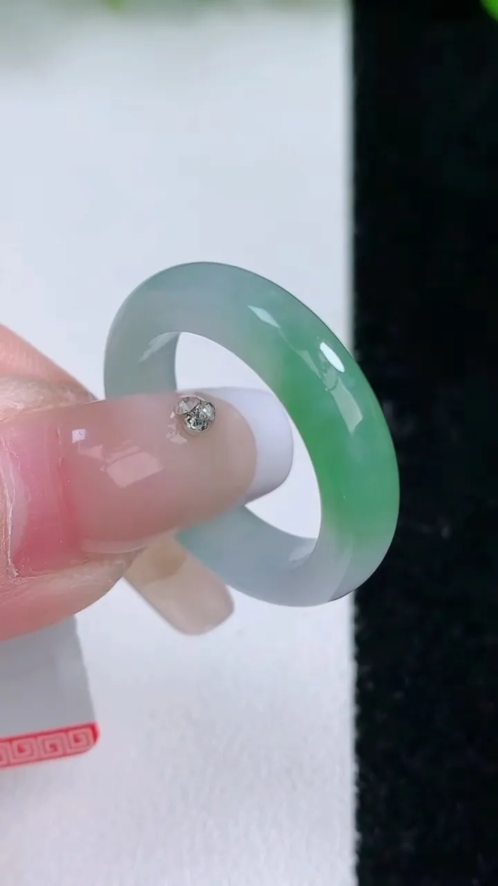 天然A货翡翠指环戒指，尺寸18.2-5.3-3.4，重量:4.16g2026年1月24日
工厂直销收藏佳品,种好水足，色泽均匀，有种有色，上手高大气！