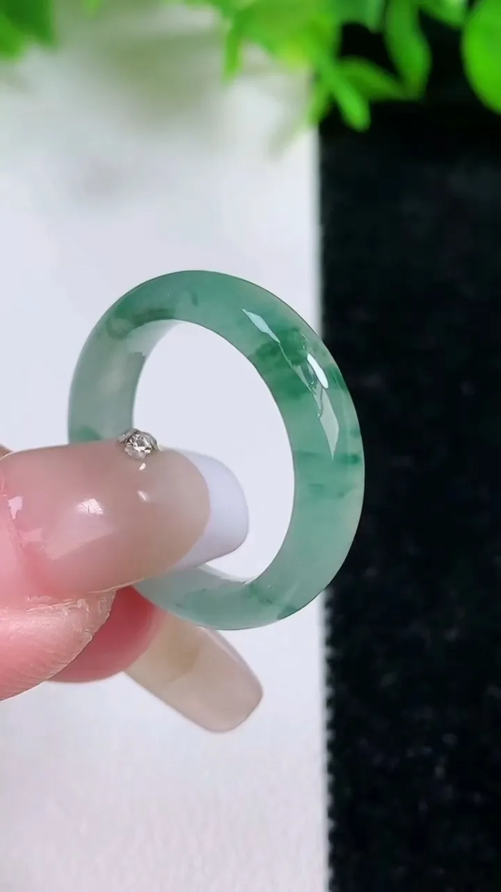 天然A货翡翠冰种飘花指环戒指，尺寸18-4.8-2.7，重量:3.35g2026年1月24日
工厂直销收藏佳品,种好水足，色泽均匀，有种有色，上手高大气！