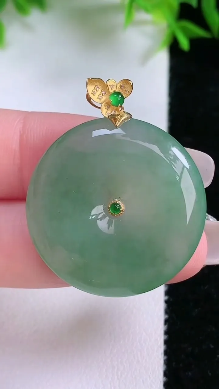 天然A货翡翠平安扣吊坠，尺寸28.5-5.2，重量:9.65g
1月24日