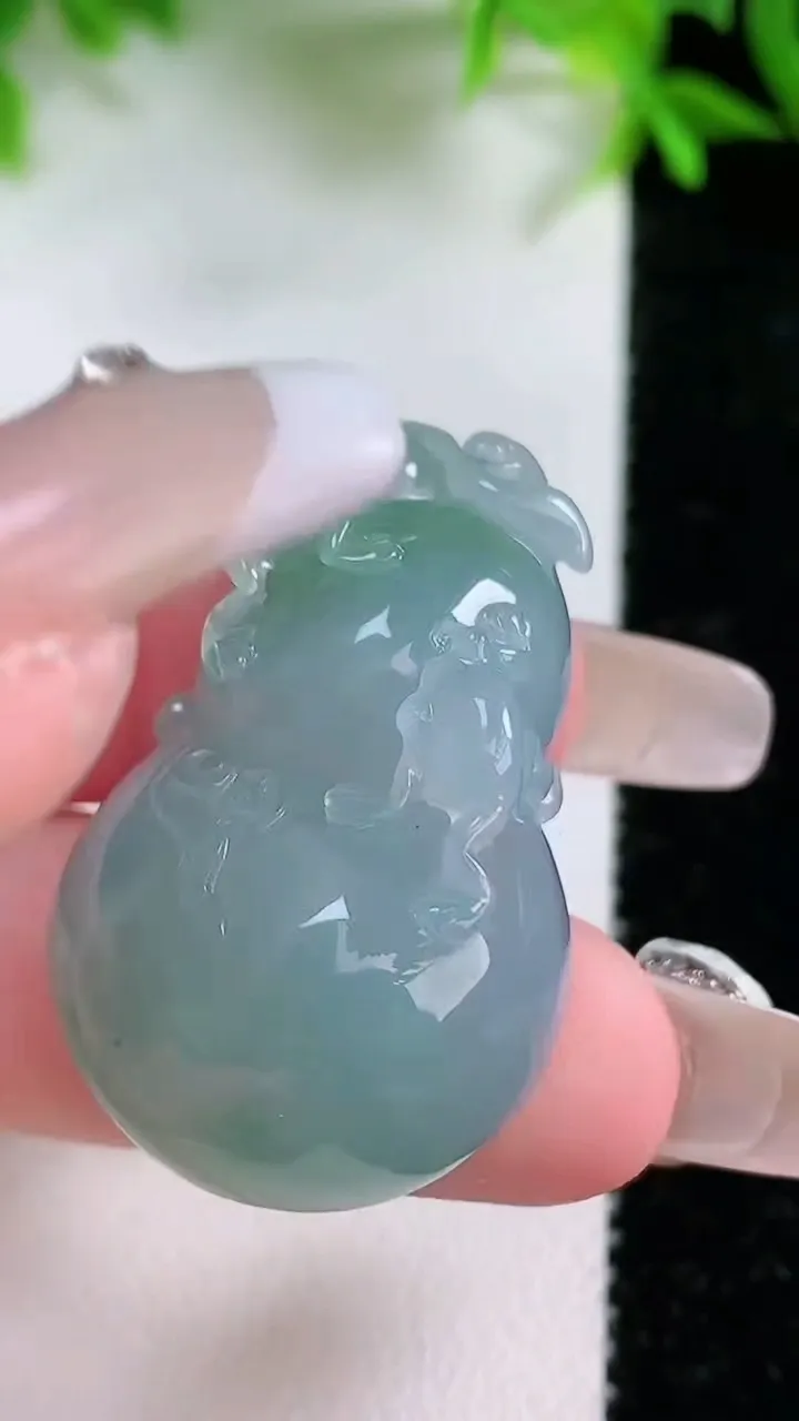 天然A货翡翠葫芦吊坠，尺寸36.7-22.6-11.6，重量:17.90g
1月24日