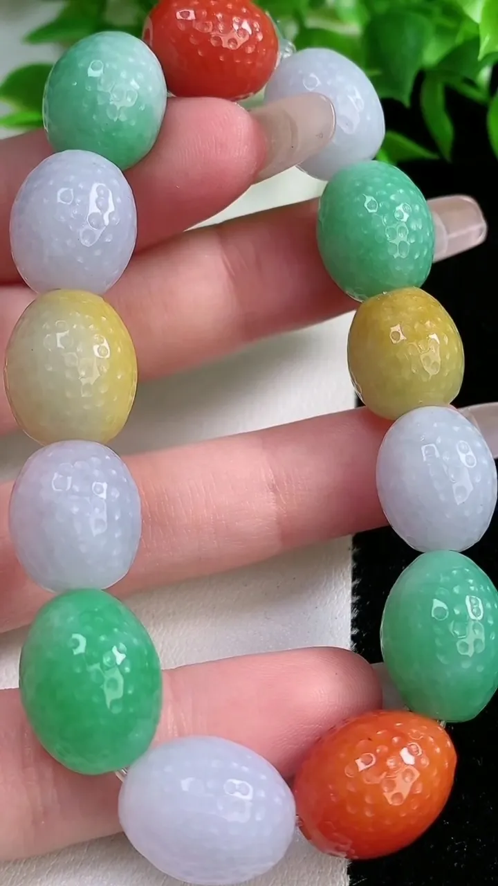 天然A货翡翠三彩路路通手串，尺寸14.3-12-13颗，重量:55.59g1月25日
工厂直销收藏佳品,种好水足，色泽均匀，有种有色，上手高大气！