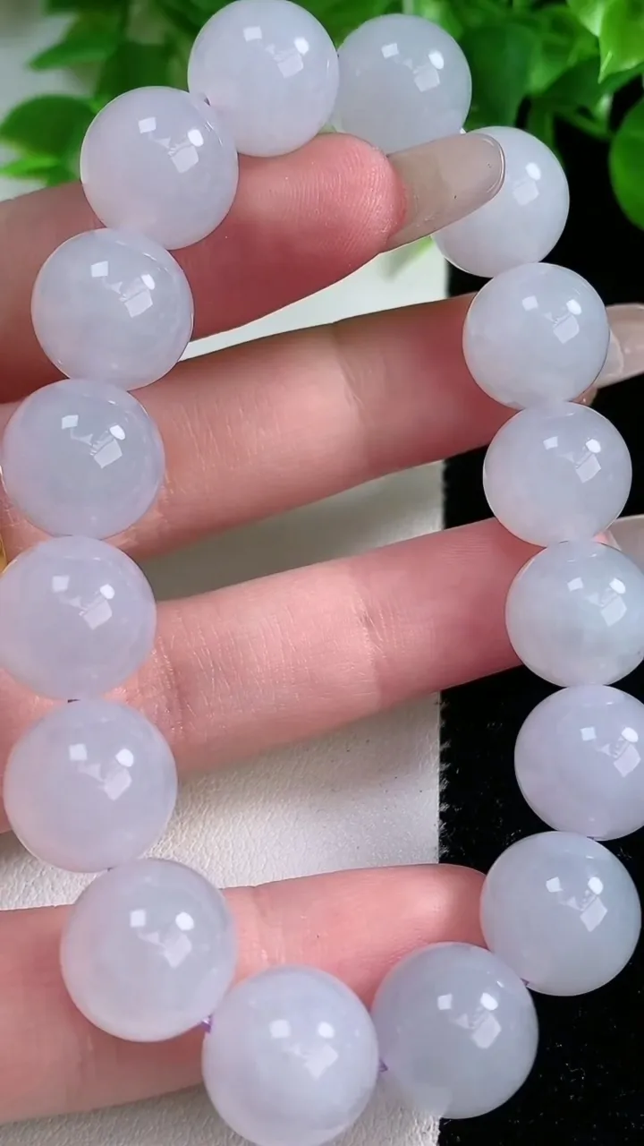 天然A货翡翠圆珠手串，尺寸12.4-16颗，重量:53.53g1月24日
工厂直销收藏佳品,种好水足，色泽均匀，有种有色，上手高大气！