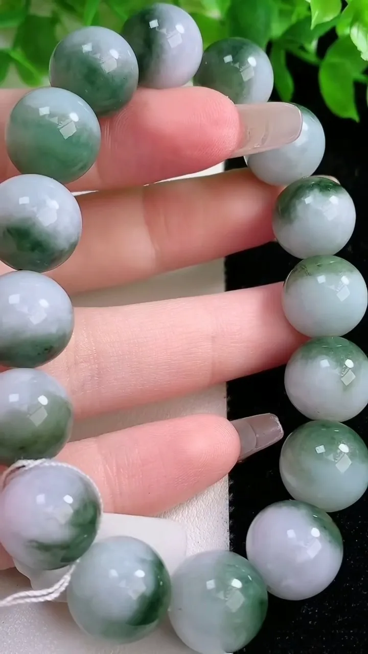 天然A货翡翠圆珠手串，尺寸13-16颗，重量:61.00g1月24日
工厂直销收藏佳品,种好水足，色泽均匀，有种有色，上手高大气！