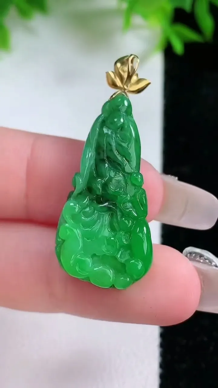 天然A货翡翠白菜吊坠，尺寸30.4-14.6-5.6，重量:4.59g
1月24日