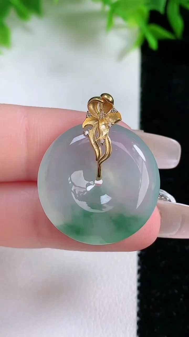 天然A货翡翠种飘花平安扣吊坠，尺寸23-5.5，重量:6.24g
1月24日