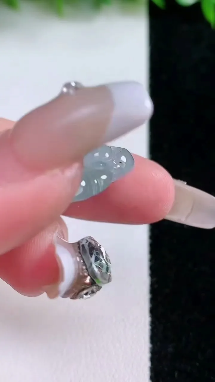 天然A货翡翠冰种飘花佛公吊坠，尺寸23.4-23-8，重量:5.92g
1月24日