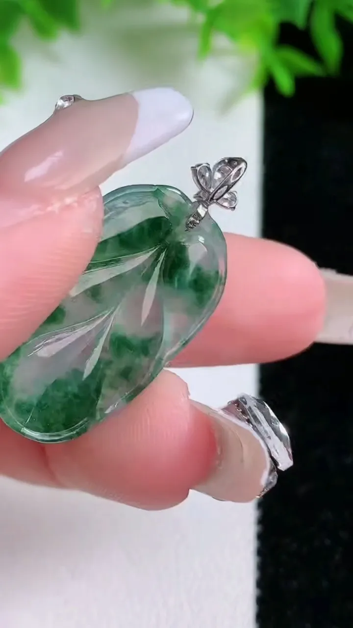 天然A货翡翠种飘花金枝玉叶 叶子吊坠，尺寸26-16.2-3.3，重量:2.75g
1月24日