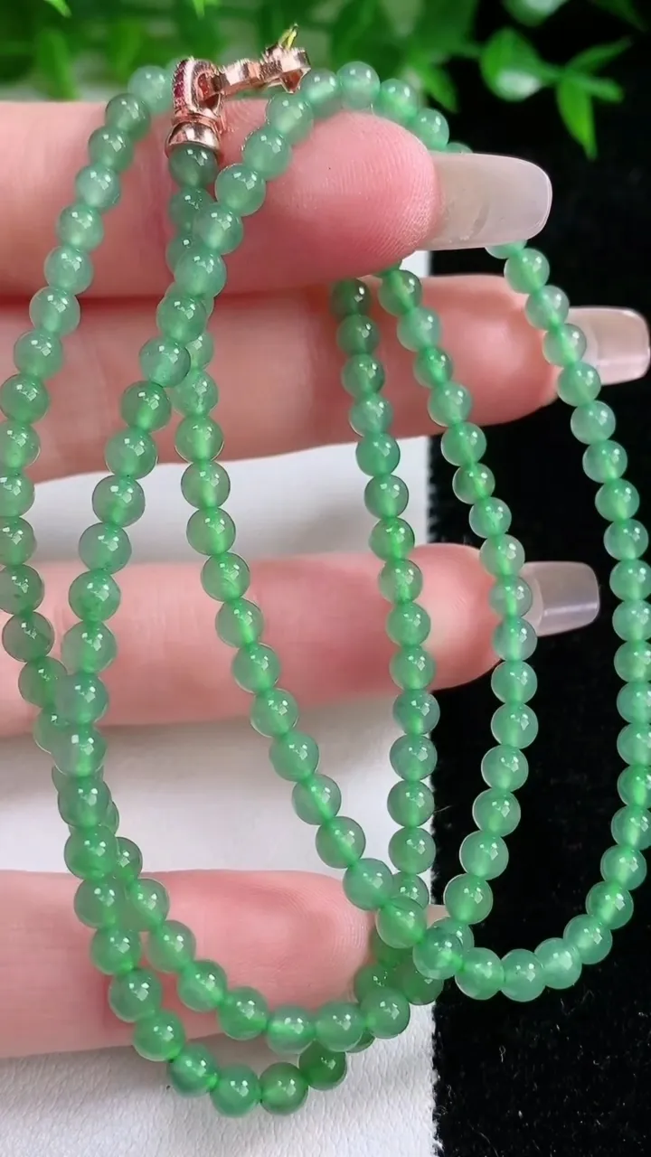 天然A货翡翠小米珠项链，尺寸3.8-145颗，重量:15.17g1月24日
工厂直销收藏佳品,种好水足，色泽均匀，有种有色，上手高大气！