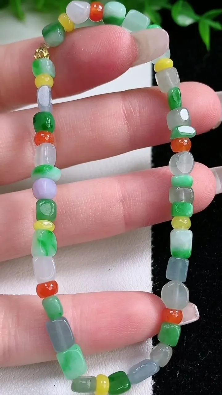 天然A货翡翠三彩原石手串，尺寸5.5-4.5-3.7-44颗，重量:9.06g1月24日
工厂直销收藏佳品,种好水足，色泽均匀，有种有色，上手高大气！