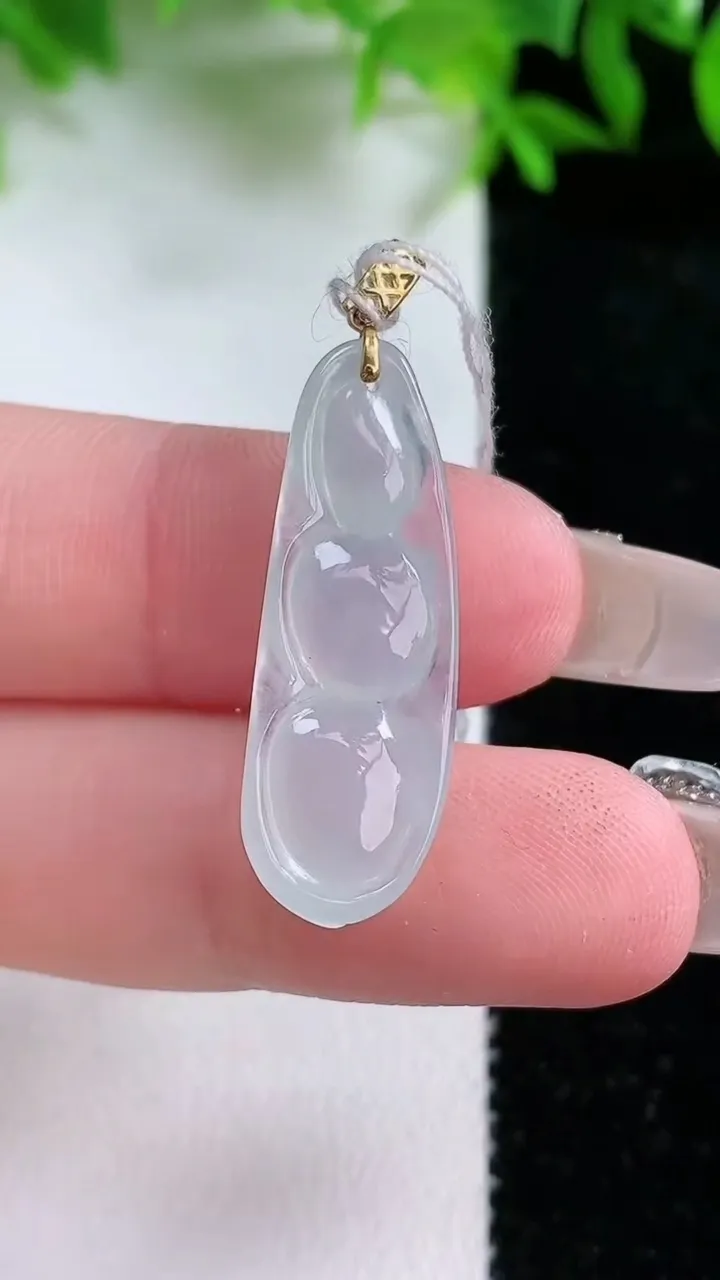 天然A货翡翠福豆吊坠，尺寸28.8-10-5，重量:2.61g
1月24日