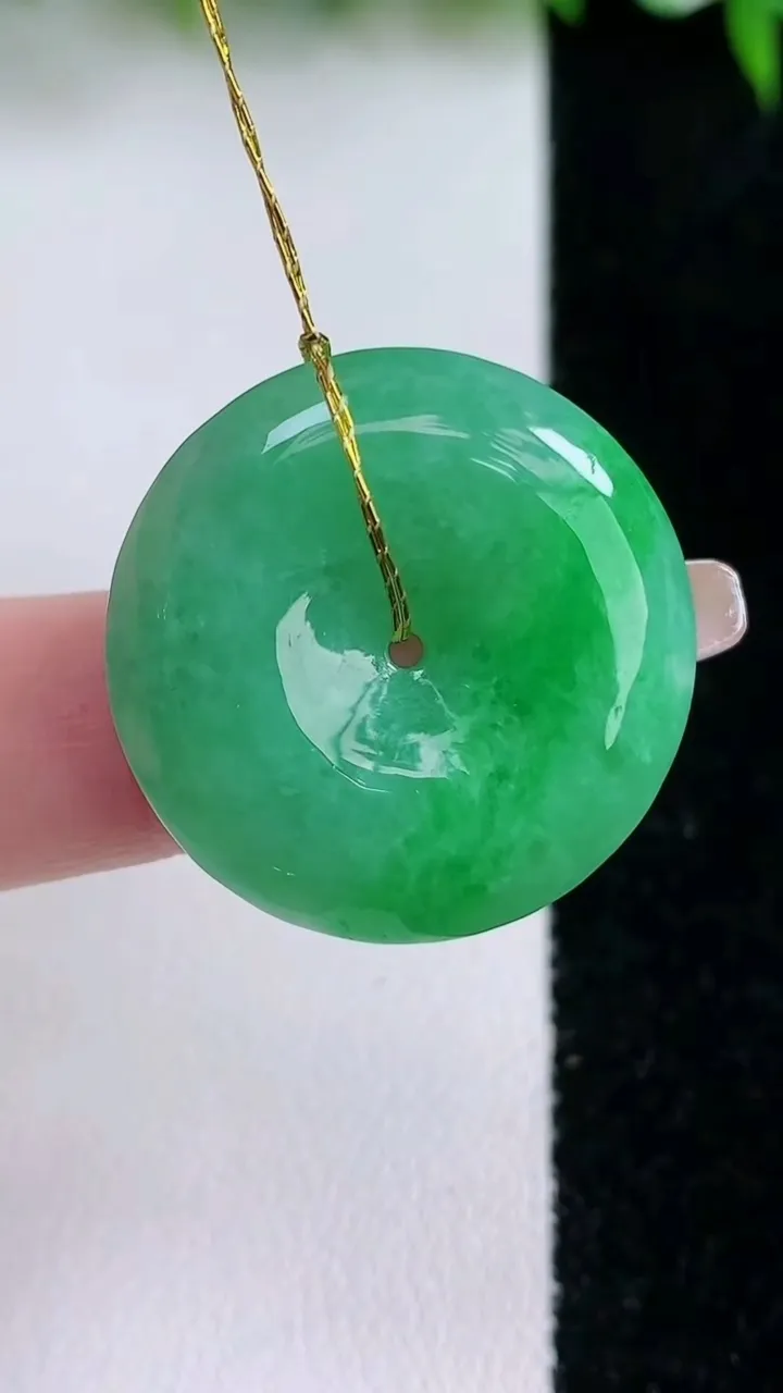 天然A货翡翠平安扣吊坠，尺寸26.5-6，重量:8.85g
1月24日