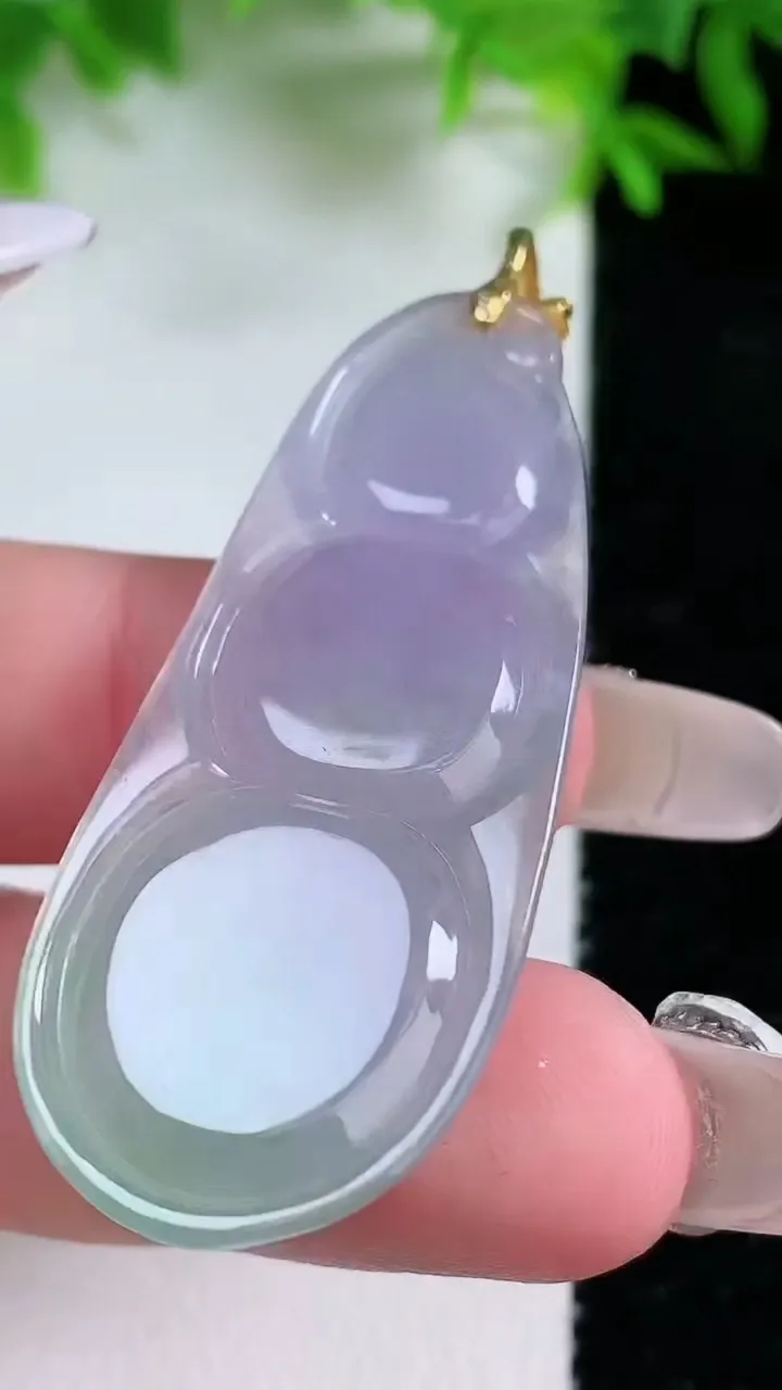 天然A货翡翠18K金春带彩紫罗兰福豆吊坠，尺寸49.3-19.6-6，重量:10.61g
1月24日