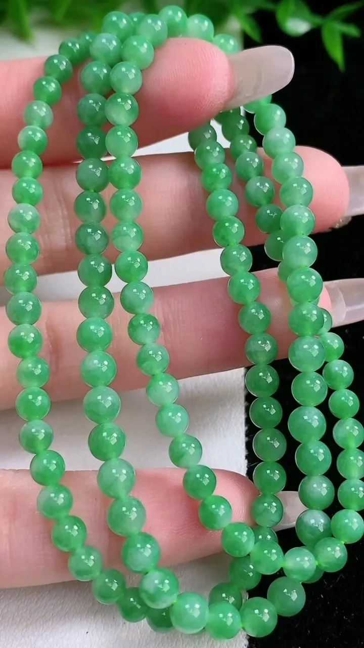 天然A货翡翠圆珠项链，尺寸4.2-128颗，重量:20.76g
1月24日
