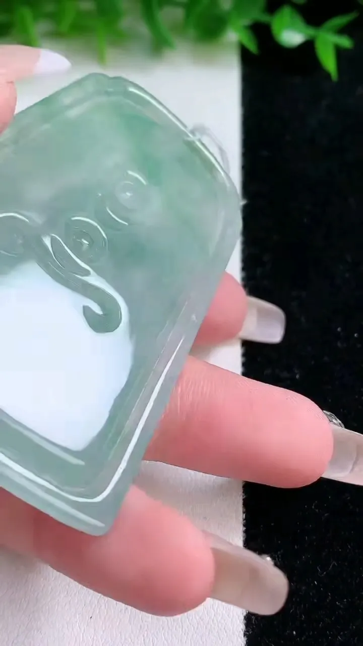 天然A货翡翠普贤菩萨吊坠，尺寸67.8-47.8-4.2，重量:33.76g
1月24日