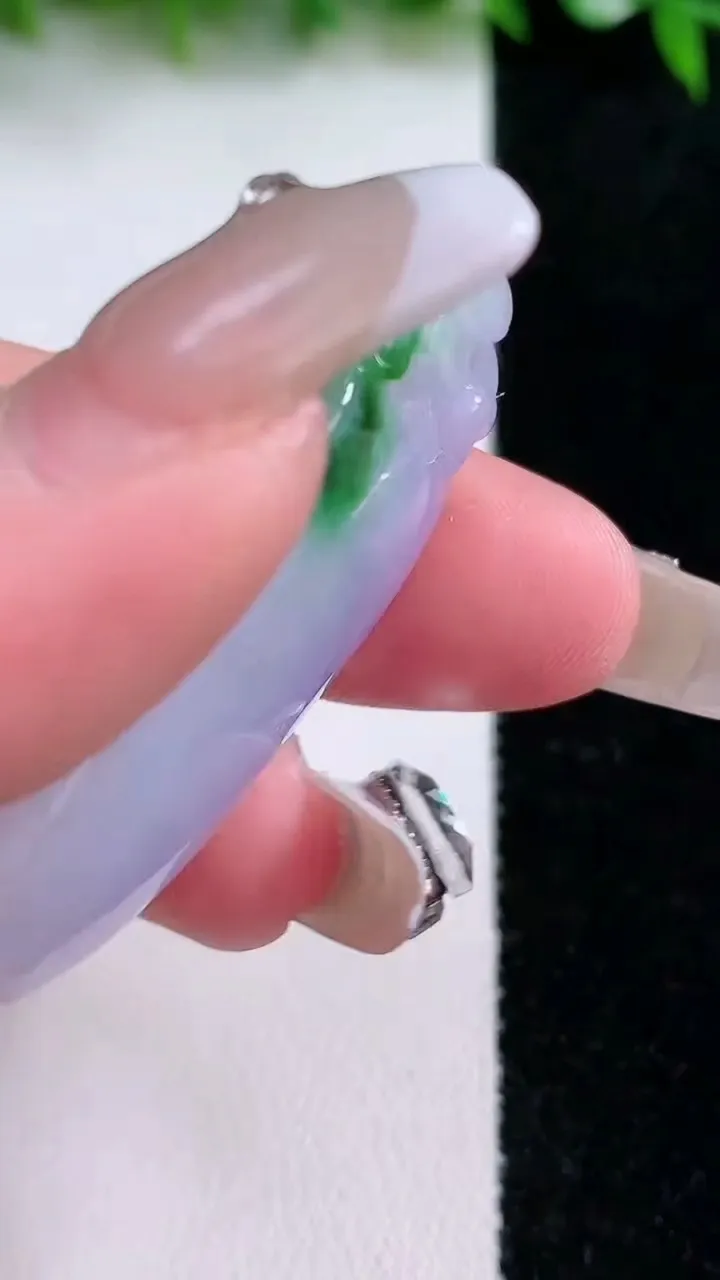 天然A货翡翠春带彩紫罗兰福瓜吊坠，尺寸41-17.7-10.5，重量:13.59g
1月24日