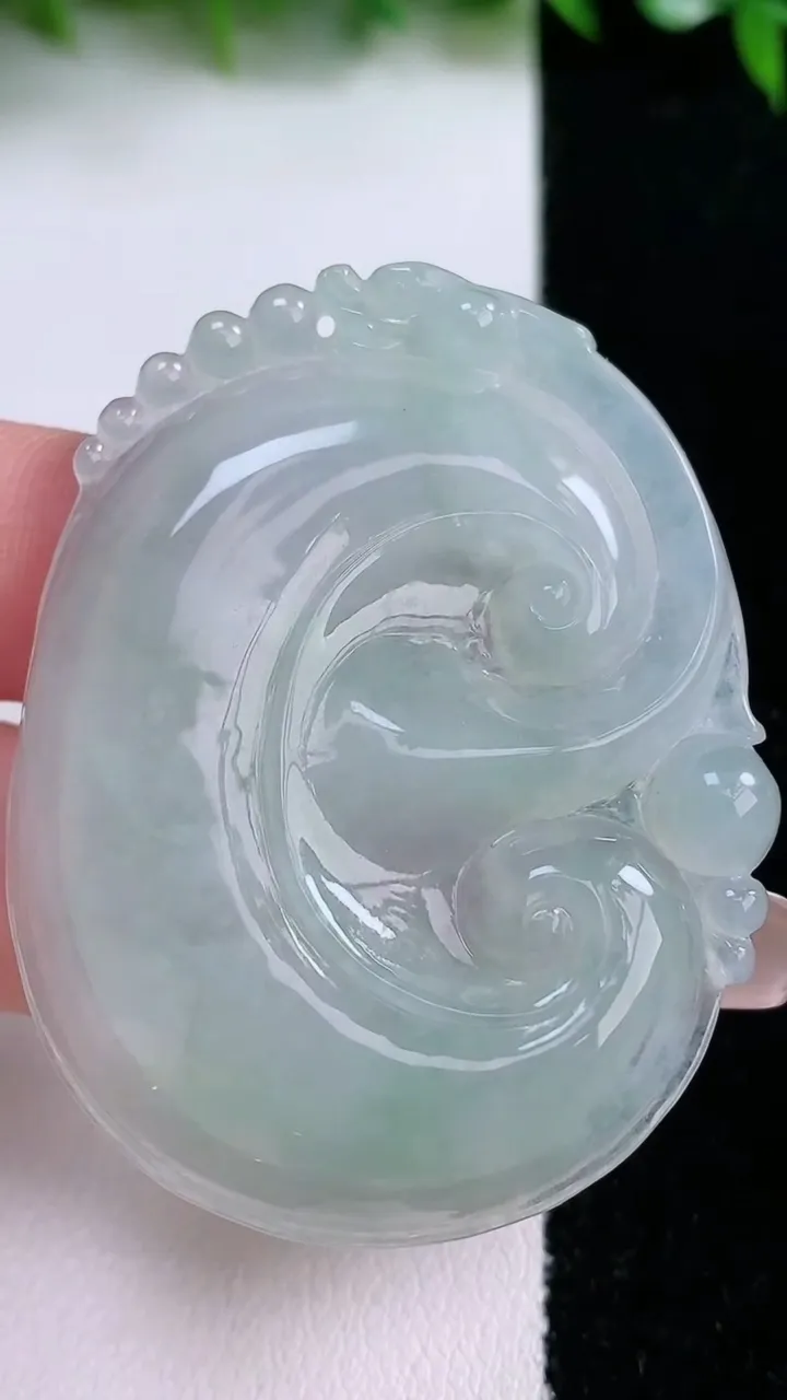 天然A货翡翠如意吊坠，尺寸52.3-40.2-4.8，重量:18.11g
1月24日