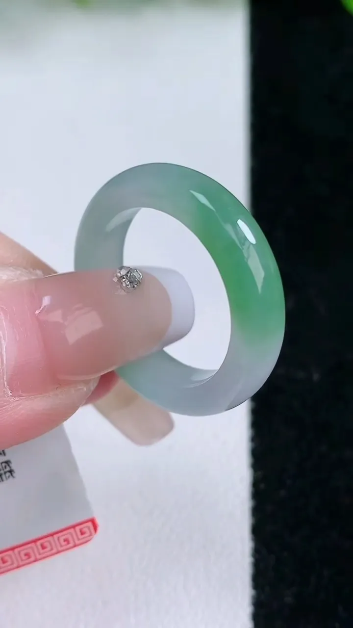 天然A货翡翠指环戒指，尺寸18.2-5.3-3.4，重量:4.16g2026年1月24日
工厂直销收藏佳品,种好水足，色泽均匀，有种有色，上手高大气！