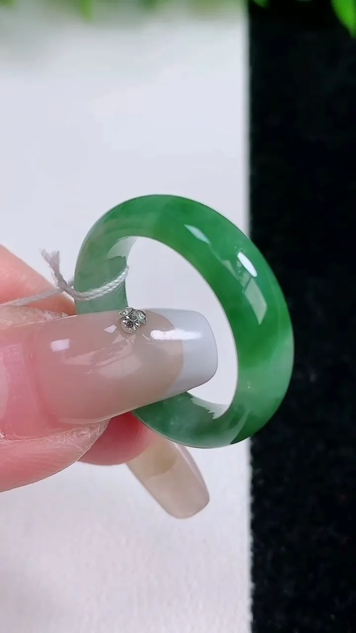 天然A货翡翠指环戒指，尺寸18.6-5.9-3.5，重量:4.31g2026年1月24日
工厂直销收
