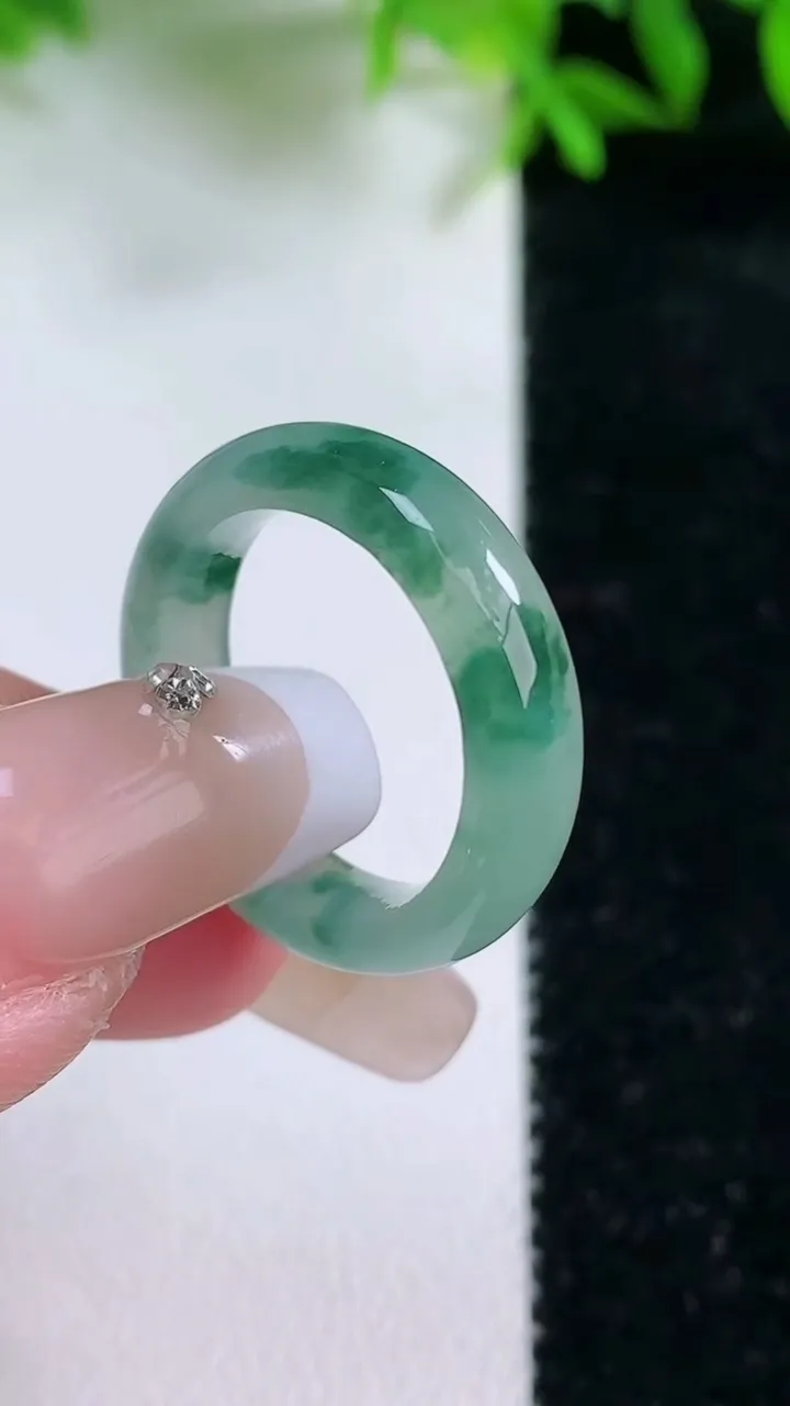 天然A货翡翠冰种飘花指环戒指，尺寸16.3-5-2.9，重量:3.12g2026年1月24日
工厂直销收藏佳品,种好水足，色泽均匀，有种有色，上手高大气！